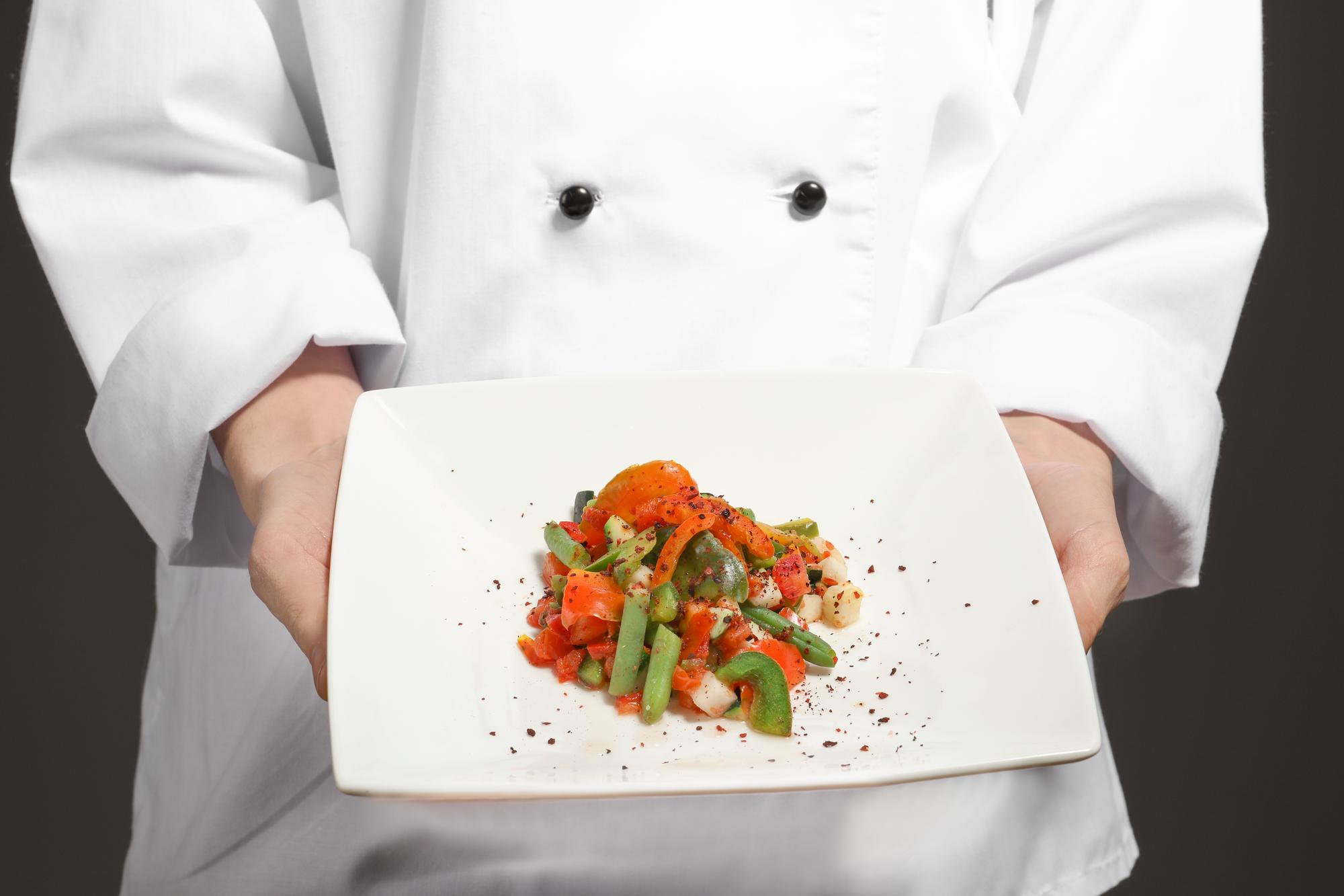 Chef prepara un piatto in cucina moderna